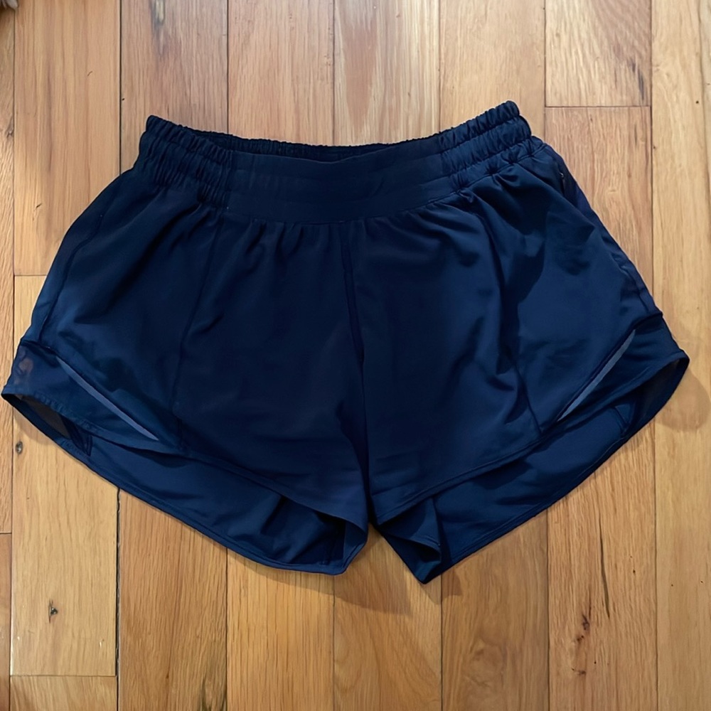 Lululemon Hotty Hot High-Rise Lined Short 2.5"
Size 6